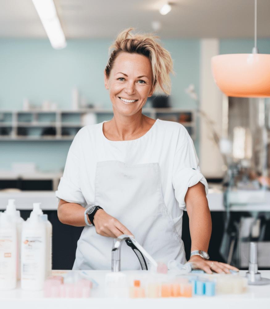 Glimlachende vrouw in schoonheidssalon